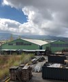 Deux bâtiments de stockage avec toiture en toile