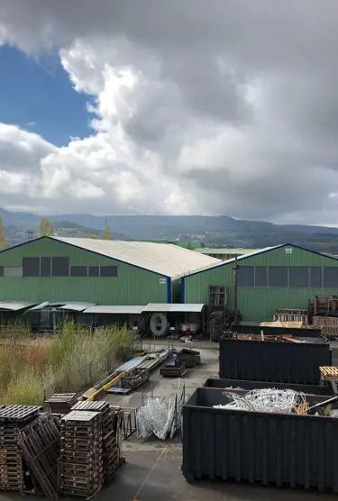 Deux bâtiments de stockage avec toiture en toile