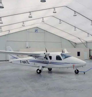 Avion stocké dans un bâtiment métallo textile