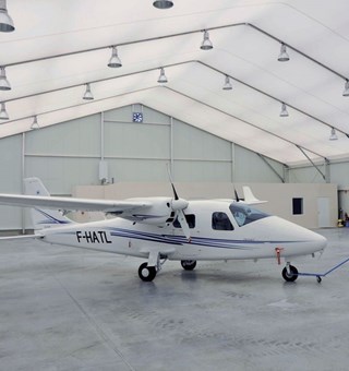 Avion stocké dans un bâtiment métallo textile