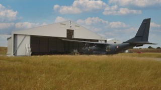 Avion devant un hangar aérien métallo textile