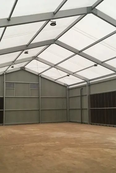 Boulodrome couvert par un bâtiment à la toiture en membrane textile