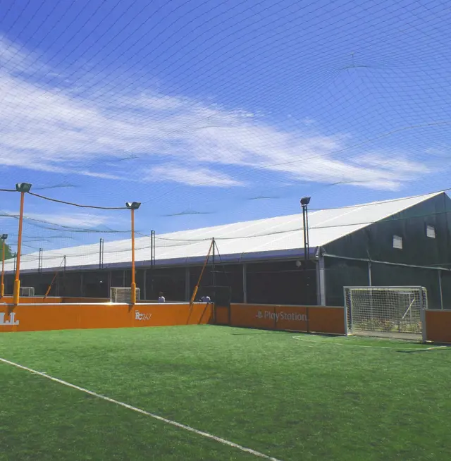 Terrain de foot extérieur près d'un bâtiment métallo textile