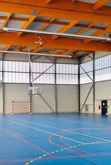 Terrain multi-activité couvert avec un bâtiment charpente bois