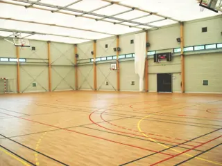 Terrain de basket couvert 