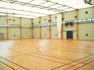 Terrain de basket couvert 