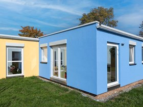 Modularer Kindergarten mit blau-gelber Putzfassade Losberger Modular Systems 