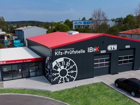 Isolierte Industriehalle mit Bürocontainer-Anbau Losberger Modular Systems