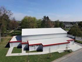 Temporäre Sporthalle mit angebauten Modulen für Umkleiden und Sanitäranlagen