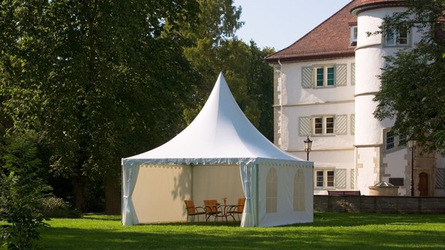 hochwertiges Gartenzelt im Park