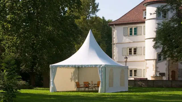 hochwertiges Gartenzelt im Park