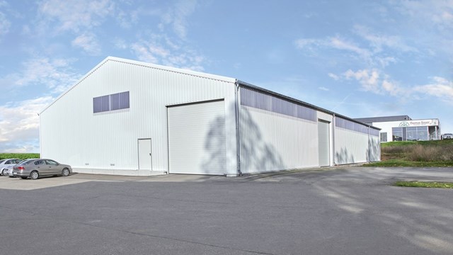 Leichtbauhalle Induflex außen mit Rolltor