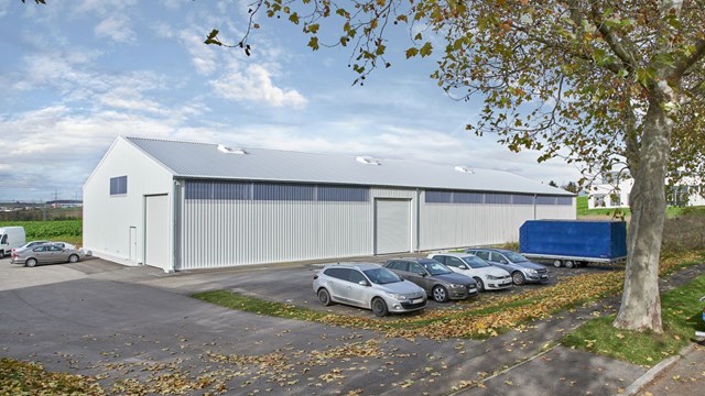 Leichtbauhalle Induflex außen mit Lichtband in Wand