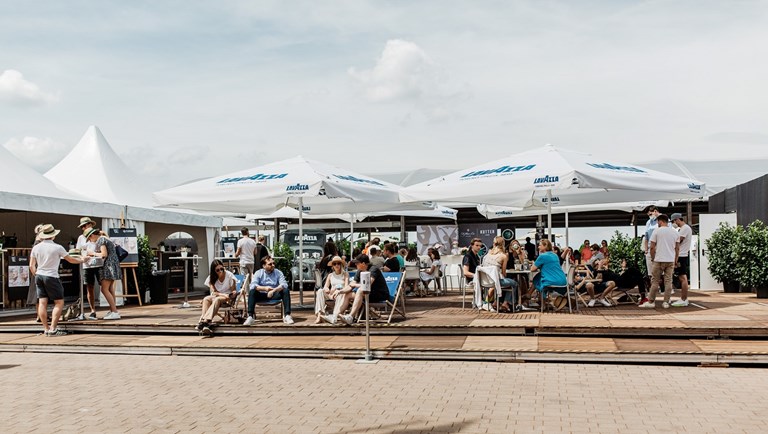 Ein Stück Normalität: Tennisfans auf dem Turniergelände des TC Weissenhof