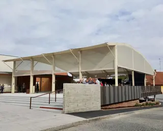 Préau couvrant un terrain de pétanque