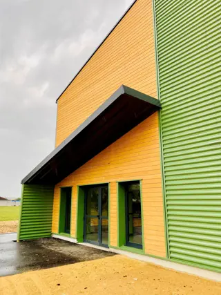 Bâtiment éco-responsable avec du bardage bois